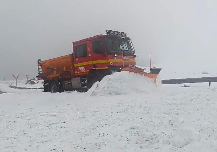 La UME ayuda a retirar nieve en Pradollano tras días de acumulación por el temporal